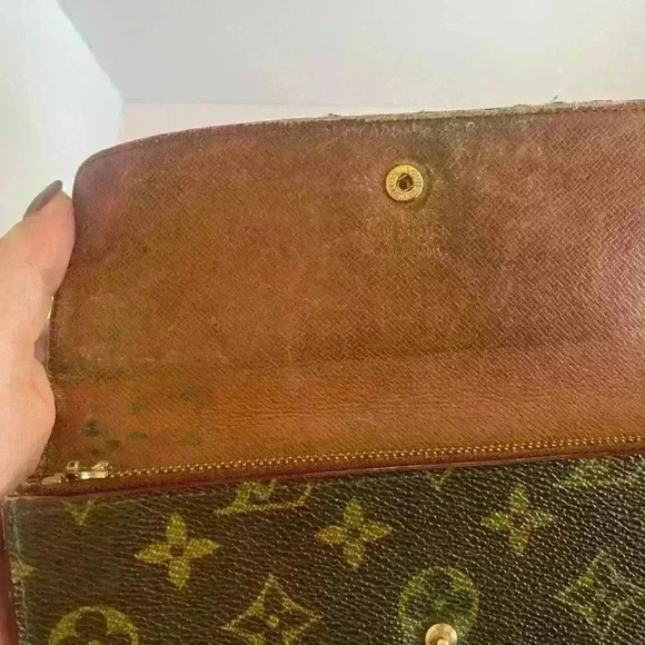 Louis Vuitton Authentic Monogram Sarah Wallet (Has Lots Of Wear) - Picture 4 of 13